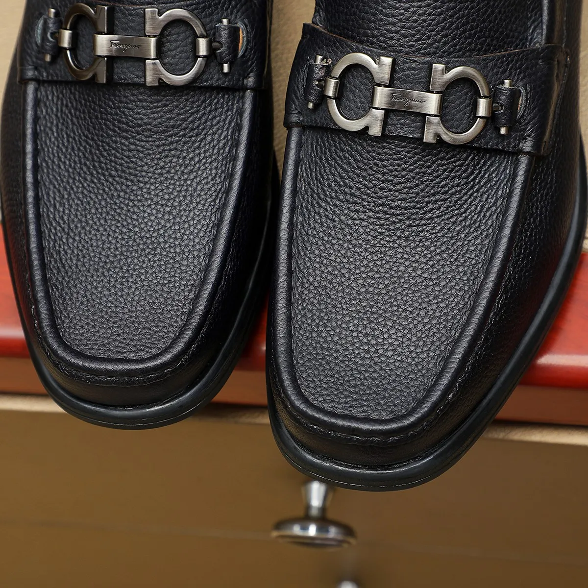 Men's shoes 250 Ferragamo [Ferragamo] top imported suit men's shoes 💯Original copy of the official website, product materials: selected imported embossed calfskin + luxury hardware buckle accessories ~ imported water-dyed cow 🐂 leather lining. Strong three-dimensional visual effect, original combination outsole, multiple colors available😘 Size: 39-44 (38.45.46. Customized)